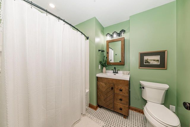 8351 S Deer Ridge PASS, Oak Creek, WI 53154