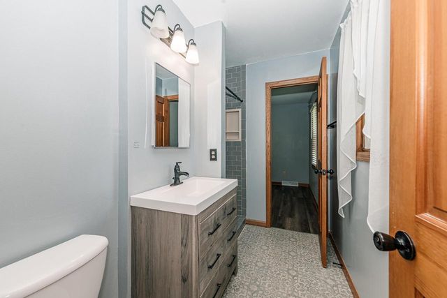 8351 S Deer Ridge PASS, Oak Creek, WI 53154