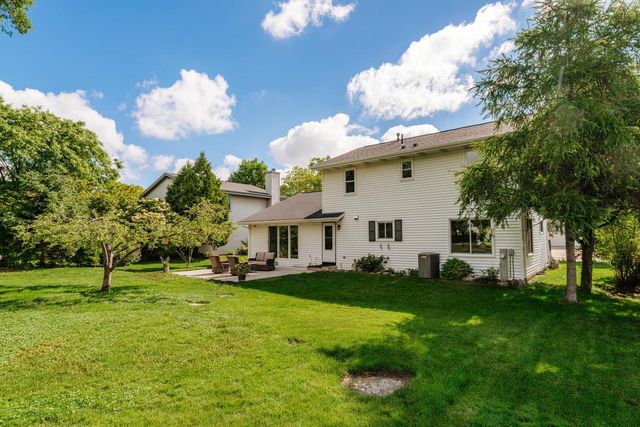 8351 S Deer Ridge PASS, Oak Creek, WI 53154