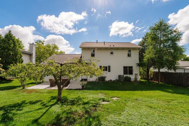 8351 S Deer Ridge PASS, Oak Creek, WI 53154