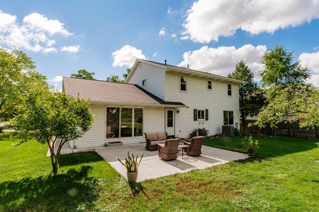 8351 S Deer Ridge PASS, Oak Creek, WI 53154