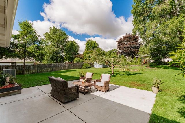 8351 S Deer Ridge PASS, Oak Creek, WI 53154