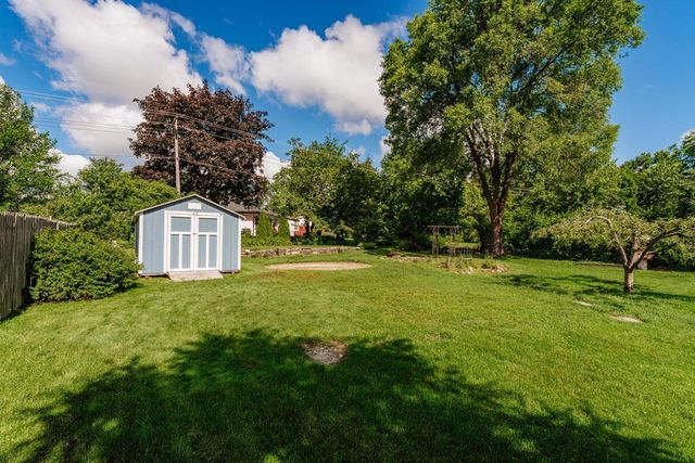 8351 S Deer Ridge PASS, Oak Creek, WI 53154