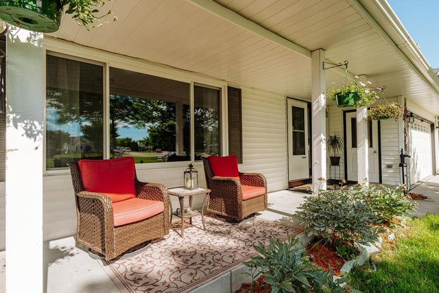 8351 S Deer Ridge PASS, Oak Creek, WI 53154