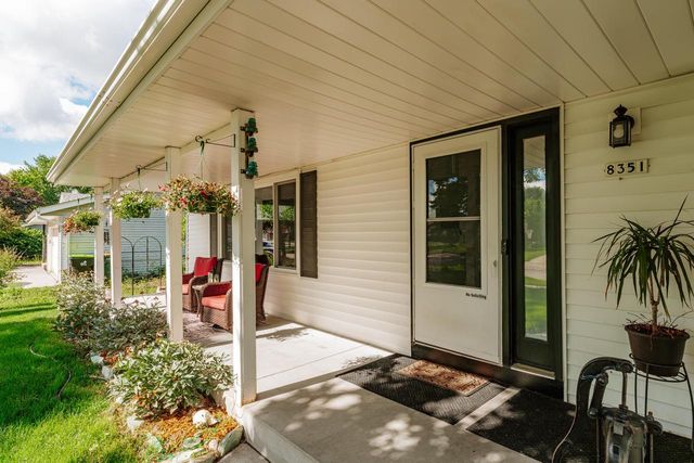 8351 S Deer Ridge PASS, Oak Creek, WI 53154