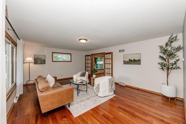 8351 S Deer Ridge PASS, Oak Creek, WI 53154