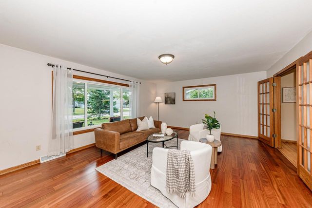8351 S Deer Ridge PASS, Oak Creek, WI 53154