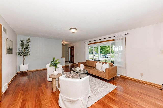 8351 S Deer Ridge PASS, Oak Creek, WI 53154