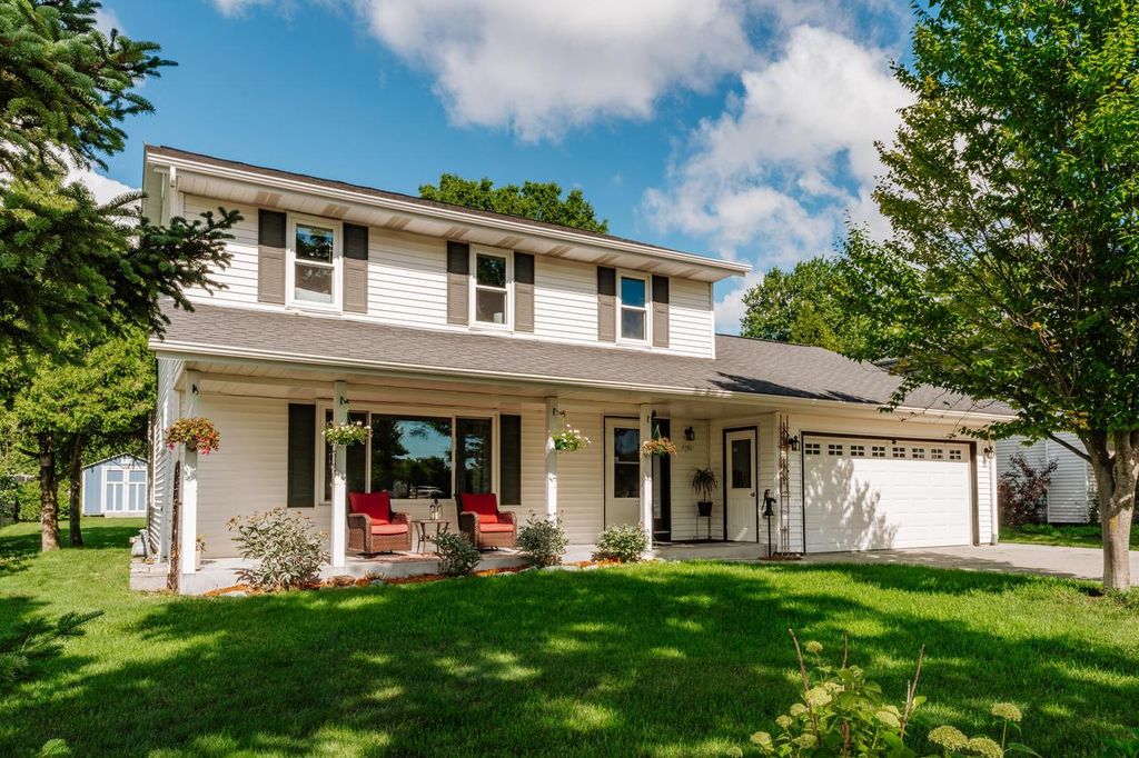 8351 S Deer Ridge PASS, Oak Creek, WI 53154