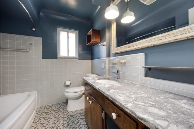 22435 Lange Street, St. Clair Shores, MI 48080