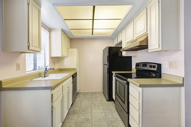 1407 N Sunrise Way 18, Palm Springs, CA 92262