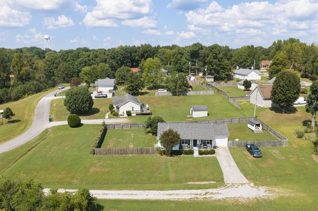 81 Patterson Cir, Mc Ewen, TN 37101