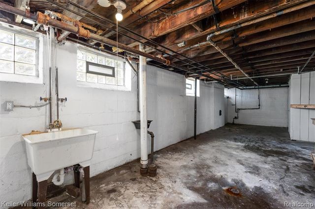 20 Thorpe Street, Pontiac, MI 48341