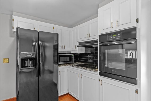 11 Red Robin Road, Cranston, RI 02920