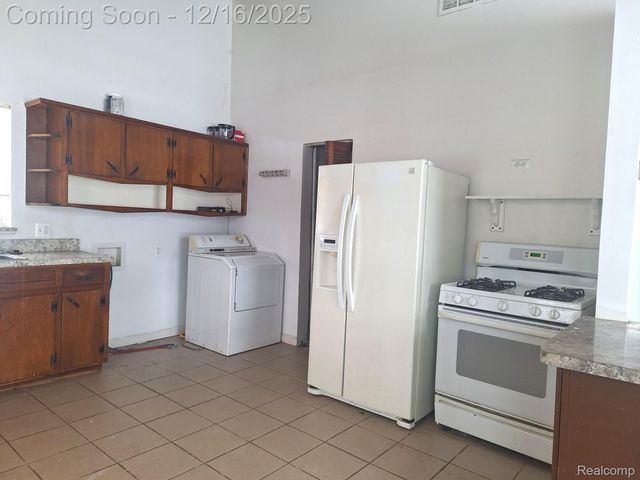 25007 Hopkins Street, Dearborn Heights, MI 48125