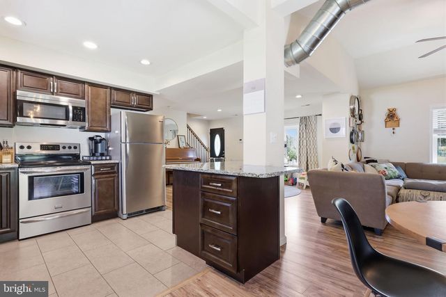2 PUMPKIN HILL RD, Levittown, PA 19056