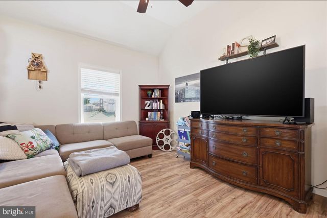 2 PUMPKIN HILL RD, Levittown, PA 19056