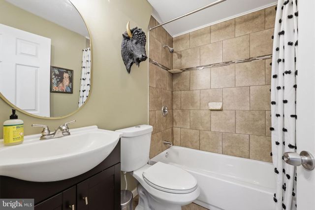 2 PUMPKIN HILL RD, Levittown, PA 19056