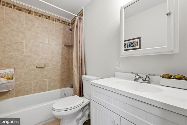 2 PUMPKIN HILL RD, Levittown, PA 19056