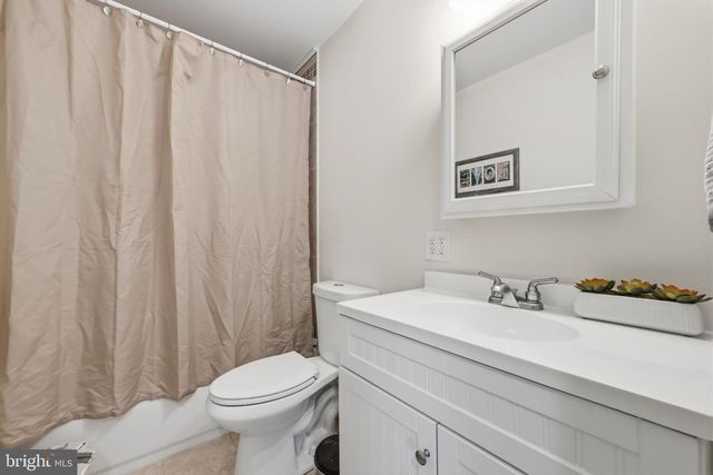 2 PUMPKIN HILL RD, Levittown, PA 19056