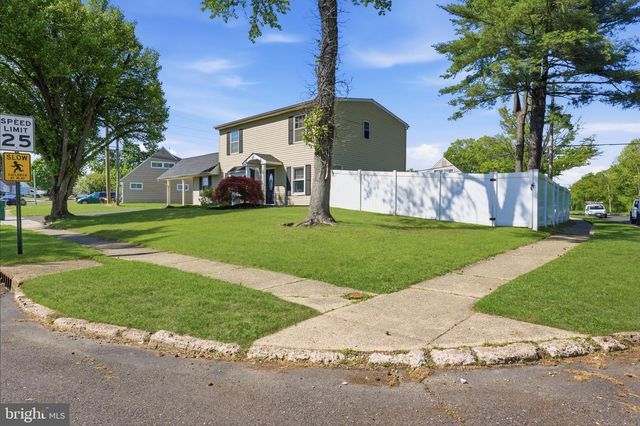 2 PUMPKIN HILL RD, Levittown, PA 19056