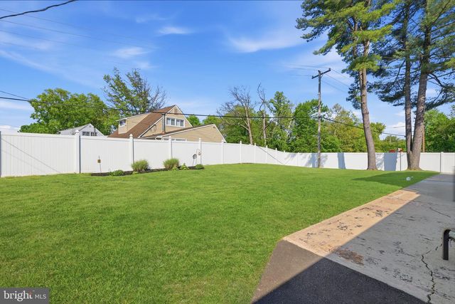 2 PUMPKIN HILL RD, Levittown, PA 19056