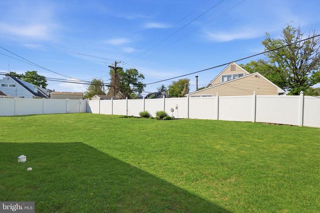2 PUMPKIN HILL RD, Levittown, PA 19056
