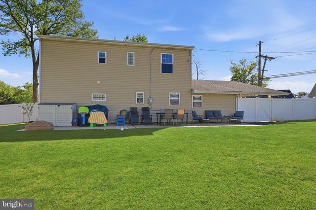 2 PUMPKIN HILL RD, Levittown, PA 19056