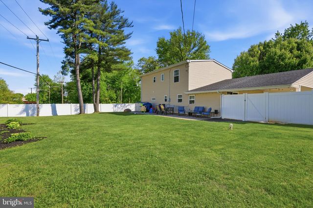 2 PUMPKIN HILL RD, Levittown, PA 19056