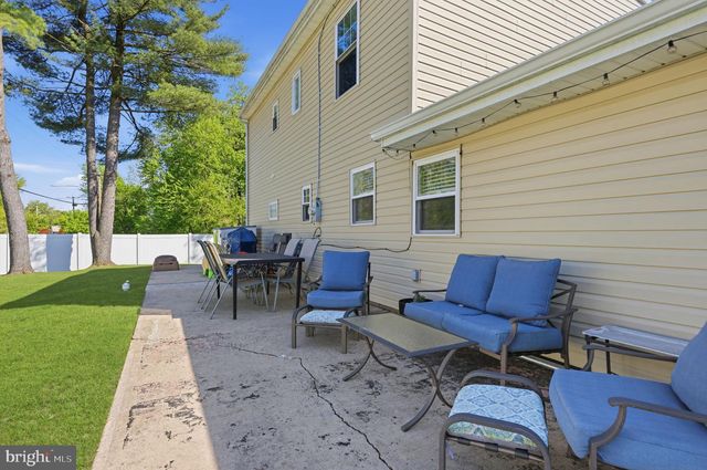 2 PUMPKIN HILL RD, Levittown, PA 19056