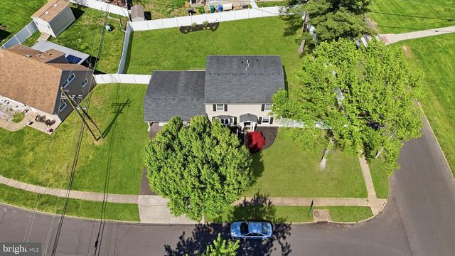 2 PUMPKIN HILL RD, Levittown, PA 19056