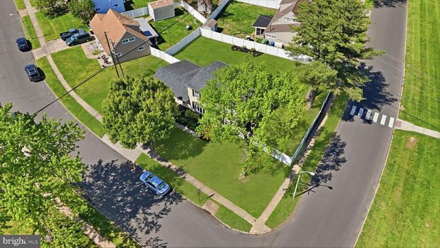 2 PUMPKIN HILL RD, Levittown, PA 19056