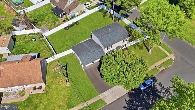 2 PUMPKIN HILL RD, Levittown, PA 19056