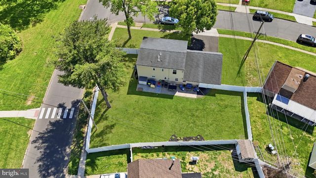 2 PUMPKIN HILL RD, Levittown, PA 19056