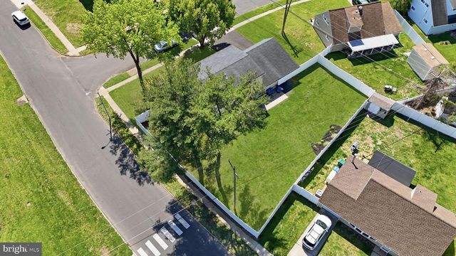 2 PUMPKIN HILL RD, Levittown, PA 19056