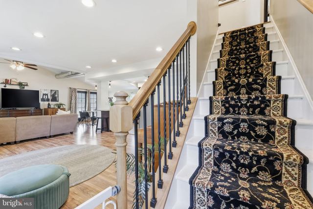 2 PUMPKIN HILL RD, Levittown, PA 19056