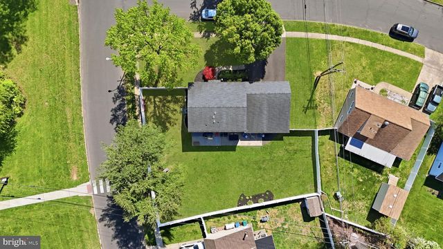 2 PUMPKIN HILL RD, Levittown, PA 19056