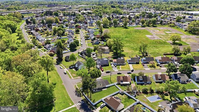 2 PUMPKIN HILL RD, Levittown, PA 19056