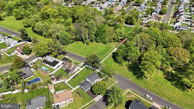 2 PUMPKIN HILL RD, Levittown, PA 19056