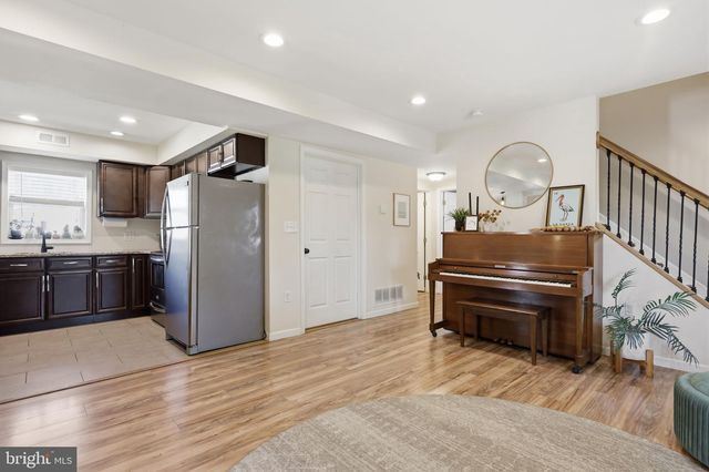 2 PUMPKIN HILL RD, Levittown, PA 19056