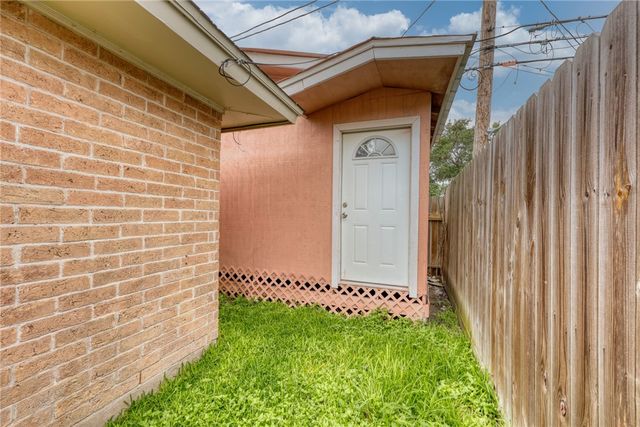 6433 Oakbrook Dr, Corpus Christi, TX 78413