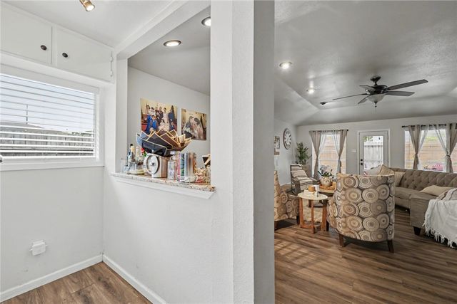 6433 Oakbrook Dr, Corpus Christi, TX 78413