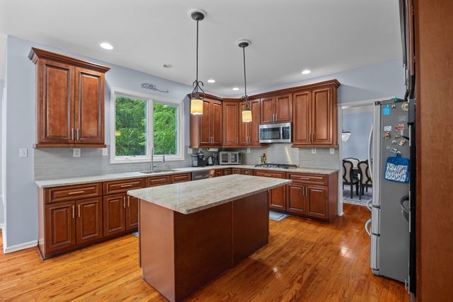 22 Faulkner Rd, Shrewsbury, MA 01545