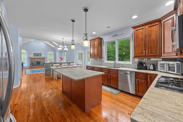 22 Faulkner Rd, Shrewsbury, MA 01545