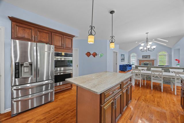 22 Faulkner Rd, Shrewsbury, MA 01545