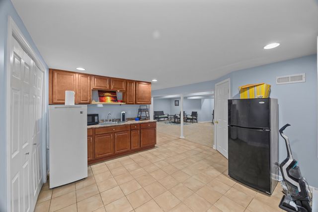 22 Faulkner Rd, Shrewsbury, MA 01545
