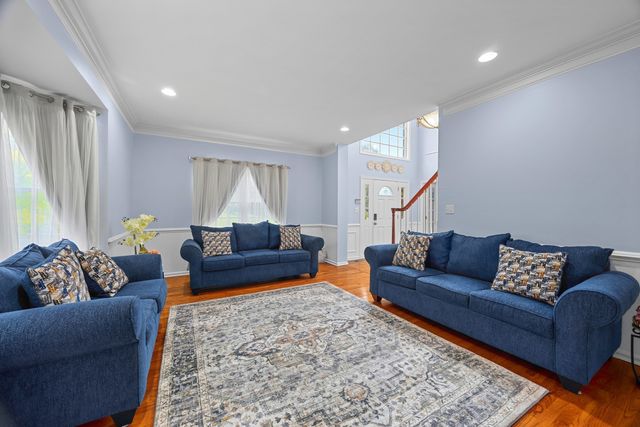 22 Faulkner Rd, Shrewsbury, MA 01545