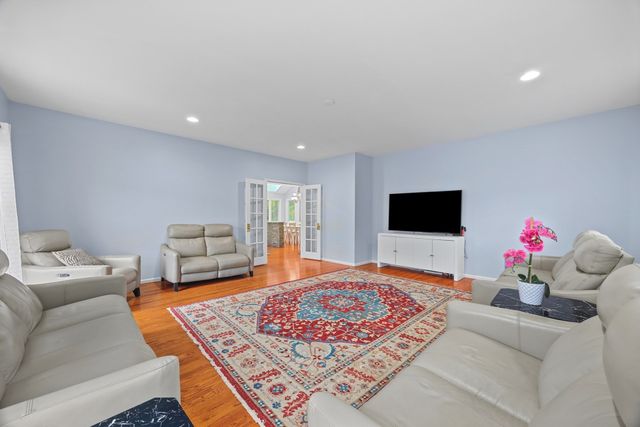 22 Faulkner Rd, Shrewsbury, MA 01545