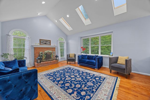 22 Faulkner Rd, Shrewsbury, MA 01545