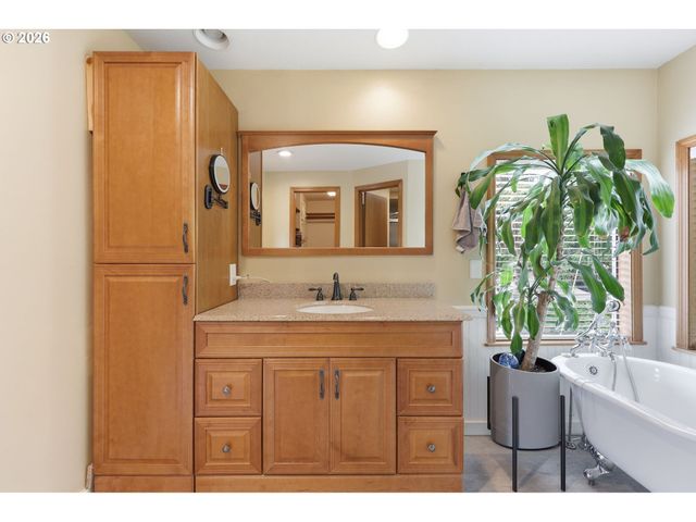 2323 Ne 160TH Loop, Vancouver, WA 98684